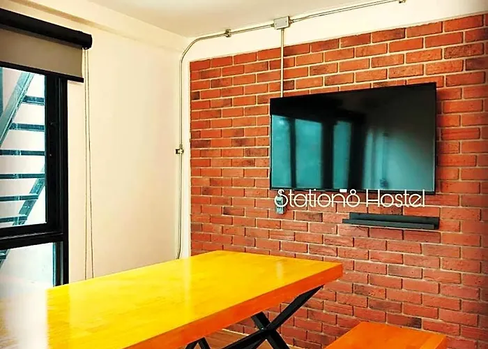 Hostel Station8 *